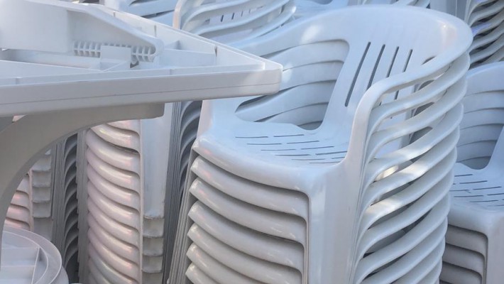Plastik otel sandalyesi ve şezlong